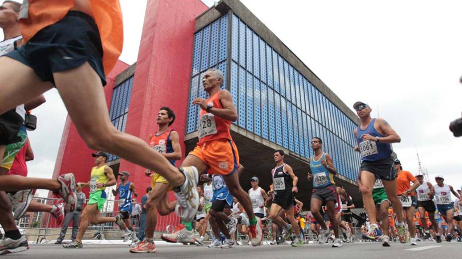 Fantasiado, corredor se prepara para a São Silvestre