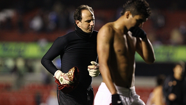 O goleiro Rogério Ceni, do São Paulo, deixa o campo ao término do primeiro tempo da partida contra o Fluminense, válida pela 20ª rodada do Campeonato Brasileiro, no Estádio do Morumbi