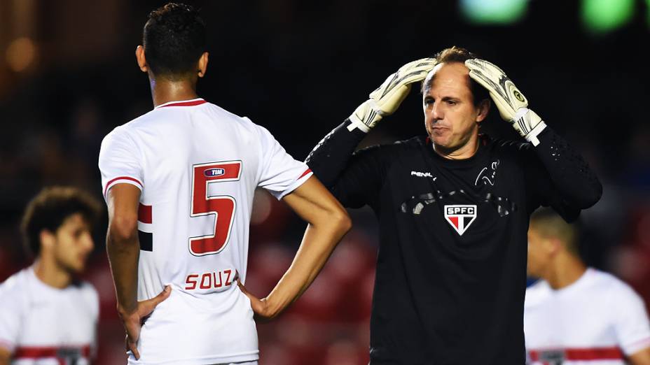 O goleiro Rogério Ceni do São Paulo durante partida, no estádio do Morumbi, em São Paulo, em jogo pela 34ª rodada do Brasileirão 2014