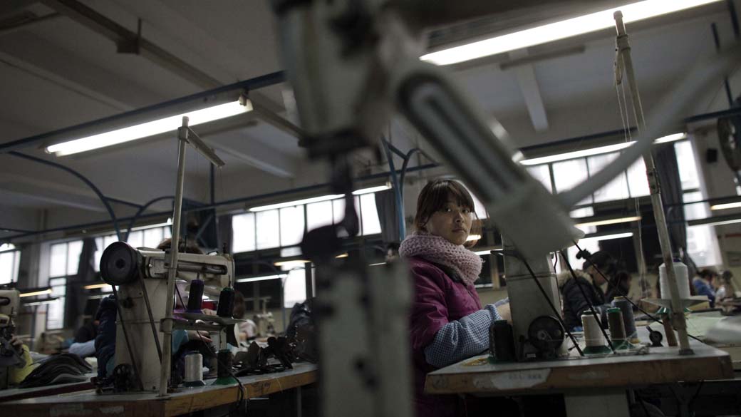 Operária trabalha em uma fábrica de calçados na cidade chinesa de Wenzhou
