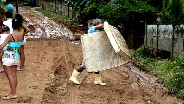 Moradores tentam salvar pertences no deslizamento de terra em Sapucaia: suspeita é de que 20 pessoas estejam sob os escombros