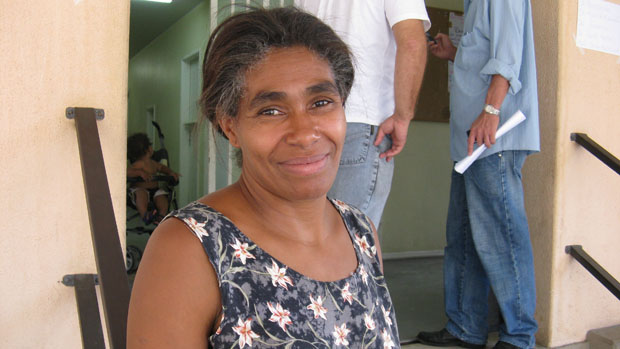 Sara de Oliveira em frente ao abrigo do Sase, em Nova Friburgo