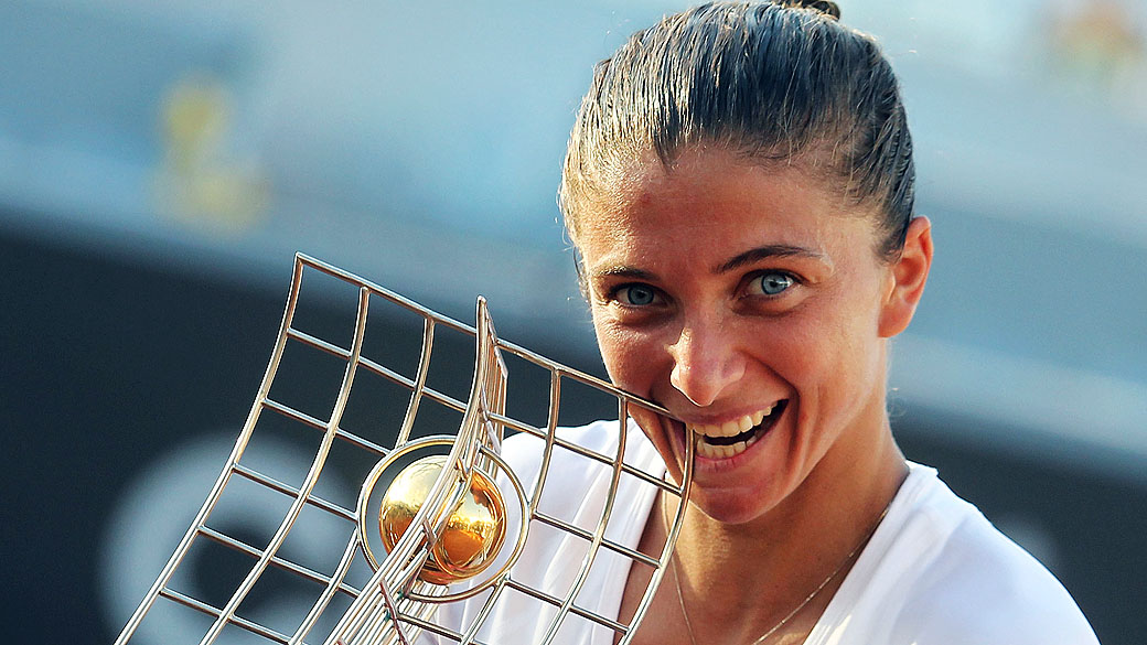 A tenista italiana Sara Errani comemora o título do Rio Open de Tênis 2015 após vencer a eslovaca Anna Schmiedlova