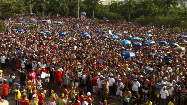 Mistura de Beatles com marchinhas de carnaval arrasta multidão ao Aterro do Flamengo