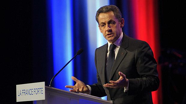 "Para mim, uma família é composta por um pai e uma mãe, não dois pais ou duas mães", afirmou Sarkozy