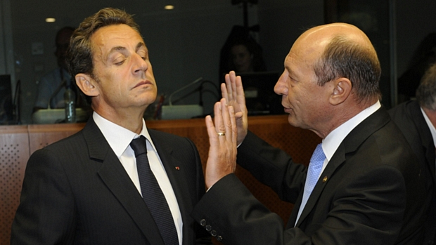 Sarkozy discute com o presidente romeno Traian Basescu antes do início da conferência