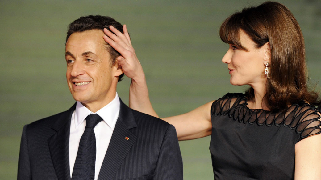 Presidente francês Nicolas Sarkozy e sua esposa Carla Bruni Sarkozy aguardam o início do encontro da OTAN, na cidade de Baden-Baden, em 3 de Abril de 2009