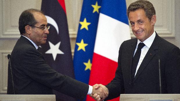 "Decidimos de pleno acordo com o primeiro-ministro inglês David Cameron convocar uma grande conferência internacional para ajudar a Líbia livre de amanhã", anunciou Sarkozy à imprensa, junto ao número dois da rebelião líbia, Mahmud Jibril
