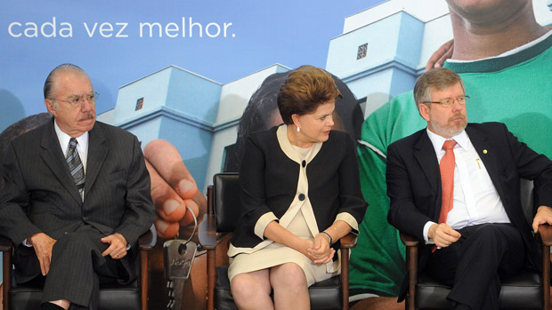 Dilma entre os presidentes do Senado, José Sarney, e da Câmara, Marco Maia: desgaste