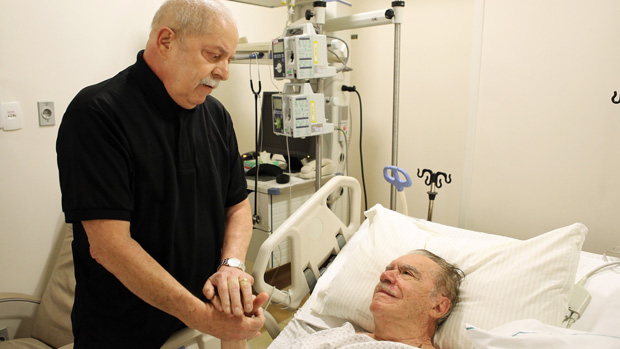 José Sarney recebe a visita de Luiz Inácio Lula da Silva no Hospital Sírio Libanês, em São Paulo