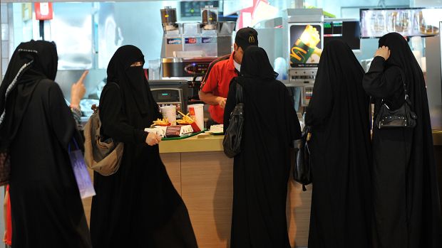 Ainda que no último dia 25 o rei saudita, Abdullah bin Abdul Aziz, tenha decidido permitir que as mulheres participem como eleitoras e candidatas nas eleições municipais, isso não se aplicará aos pleitos dos próximos quatro anos