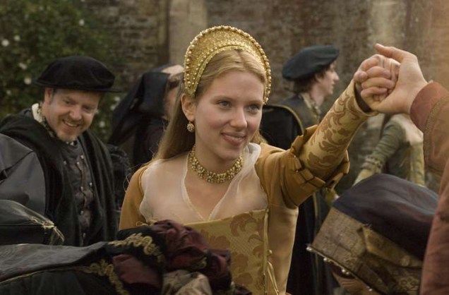 No drama <em>A Outra</em>, de Justin Chadwick, seu personagem Mary disputa o amor de um rei com a irmã Anne (Natalie Portman).