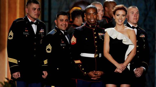 Scarlett Johansson com membros das forças armadas dos Estados Unidos, nos estúdios da Sony em Culver City, Califórnia, em junho de 2011