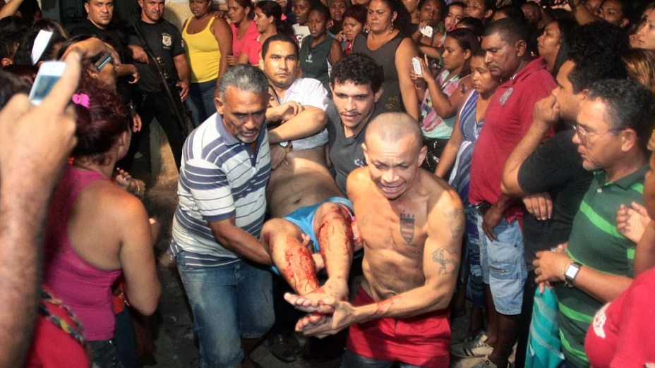 Familiares ajudam no resgate de detento ferido durante rebelião