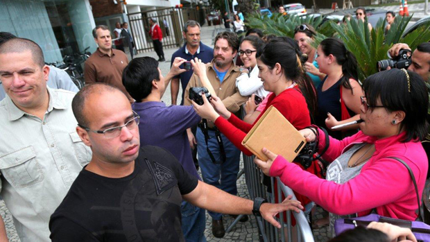 Elenco de Se Beber, Não Case! atendem fãs na porta do hotel, no Rio de Janeiro