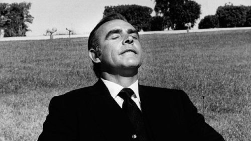 Cochilar entre as tomadas era um dos hábitos de Sean Connery registrados pelas lentes de Terry ONeill