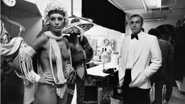 Connery também adorava posar entre as dançarinas de Las Vegas