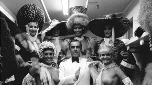 Mais uma vez, Connery entre as dançarinas de Las Vegas