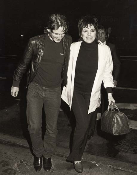 Sean Penn com a cantora Liza Minnelli em 1984