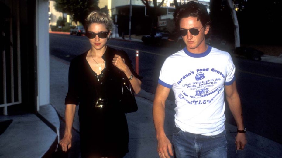 Sean Penn e a cantora Madonna se casaram em 1985. Na foto, o casal nas ruas de Los Angeles, na Califórnia