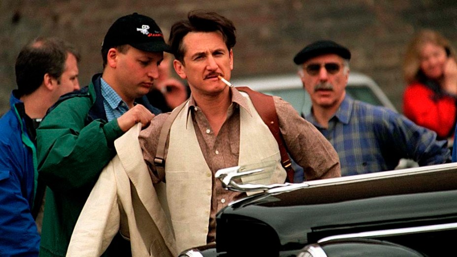 Em 1999, Sean Penn atuou em Poucas e Boas, com direção de Woody Allen