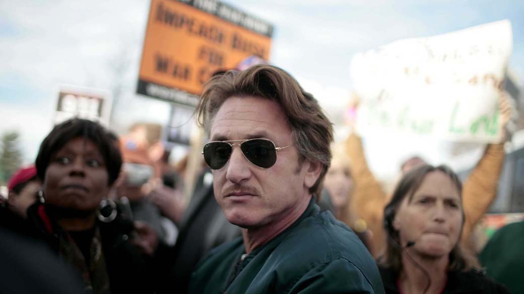 Engajado em causas políticas, Sean Penn participou de um protesto em 2007 contra a Guerra no Iraque