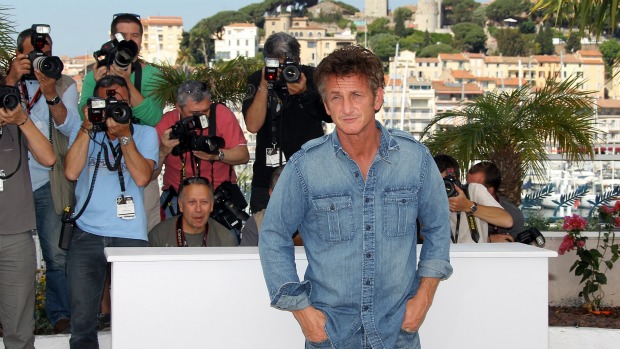 Sean Penn na coletiva de lançamento de seu novo filme: ator vive um ex-astro do rock que parte para os Estados Unidos, em busca do nazista que castigou seu pai
