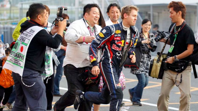 Sebastian Vettel corre de fãs após treino para o GP do Japão, em 07/10/2011 <br>