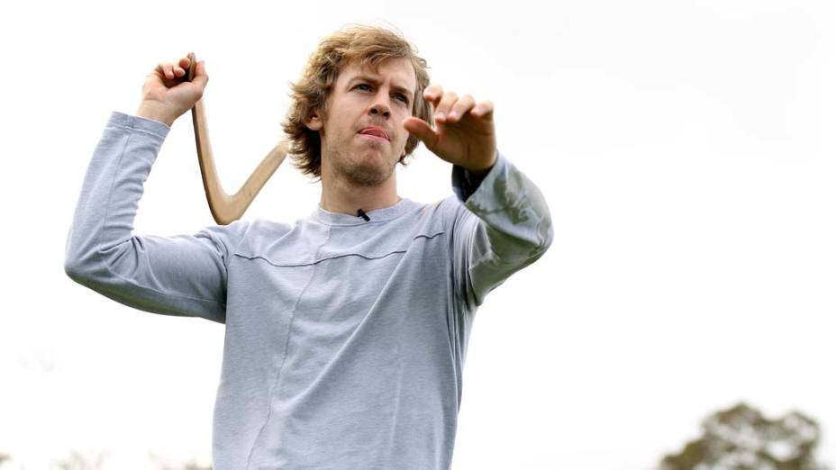 Sebastian Vettel joga boomerang em Melbourne, na Austrália, em 24/03/2010<br>