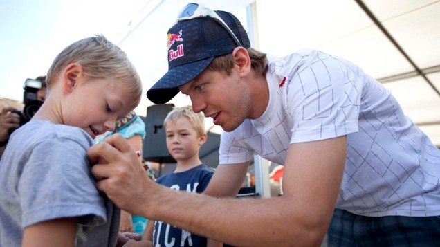 Sebastian Vettel autografa camiseta de fã na Alemanha, em 18/07/2010