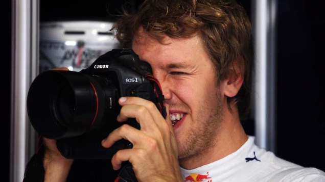 Sebastian Vettel tira fotos nos bastidores do GP do Japão, em 09/10/2010