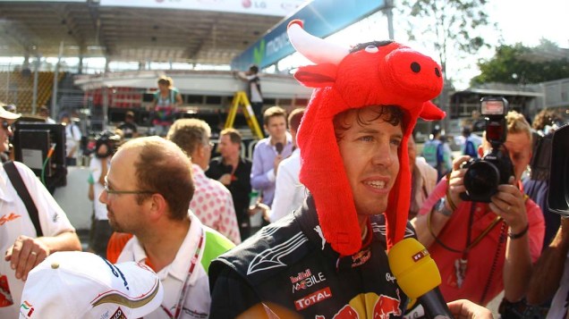 Sebastian Vettel fala com a imprensa após vencer o GP do Brasil, em 07/11/2010