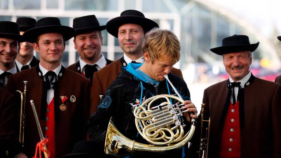 Sebastian Vettel toca instrumento durante programa de televisão na Áustria, em 15/11/2010