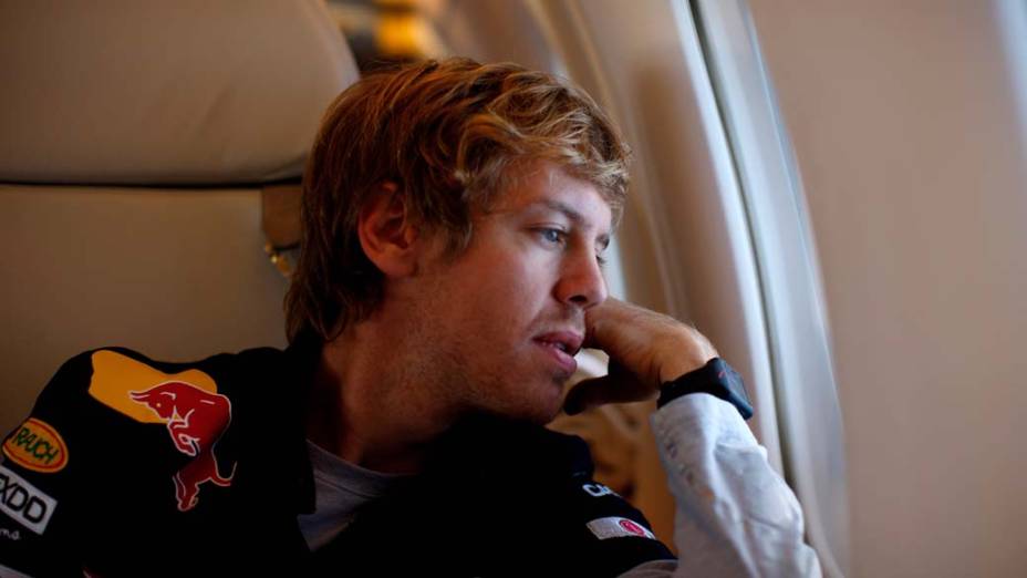 Sebastian Vettel durante vôo de avião, em 16/11/2010<br>