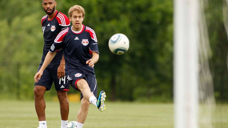 Sebastian Vettel jogando futebol na Universidade de Montclair, nos Estados Unidos, em 13/07/2011