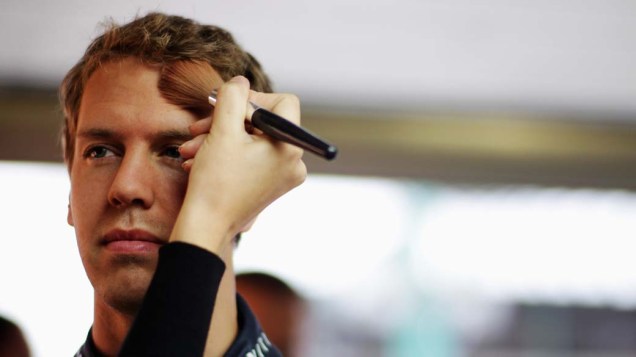 Sebastian Vettel se preparando para sessão fotográfica antes do GP da Hungria, em 28/07/2011