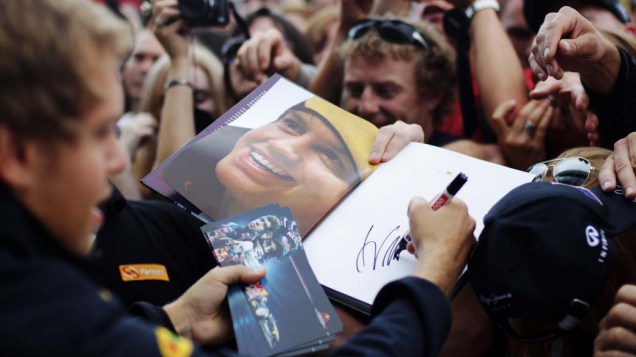Sebastian Vettel autografa livro antes do GP da Bélgica, em 25/08/2011