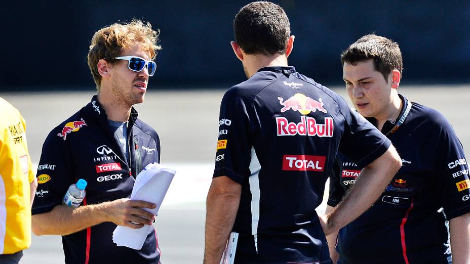 Sebastian Vettel, da Red Bull, caminha no autódromo de Interlagos, em São Paulo