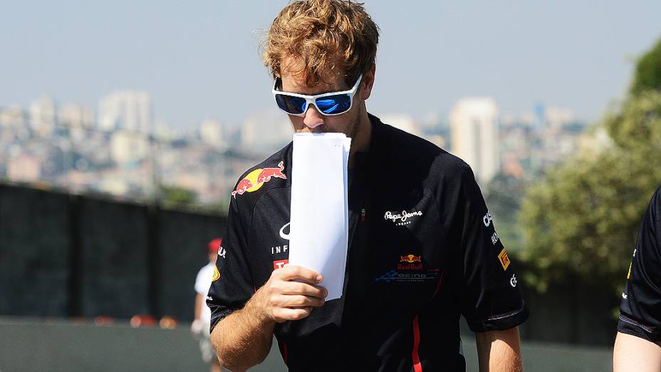 Sebastian Vettel, da Red Bull, caminha no autódromo de Interlagos, em São Paulo