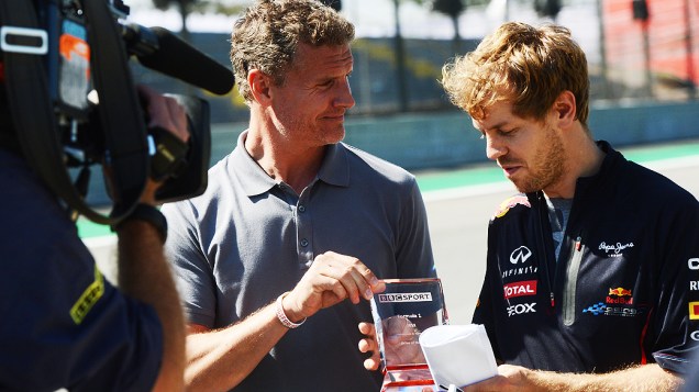 Sebastian Vettel, da Red Bull, recebe troféu BBC Sport de David Coulthard no autódromo de Interlagos, em São Paulo  