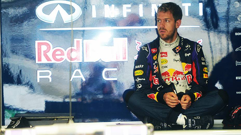 Sebastian Vettel espera para fazer a volta classificatória no circuito de Interlagos, em São Paulo