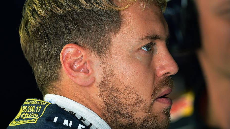 Sebastian Vettel espera para fazer a volta classificatória no circuito de Interlagos, em São Paulo