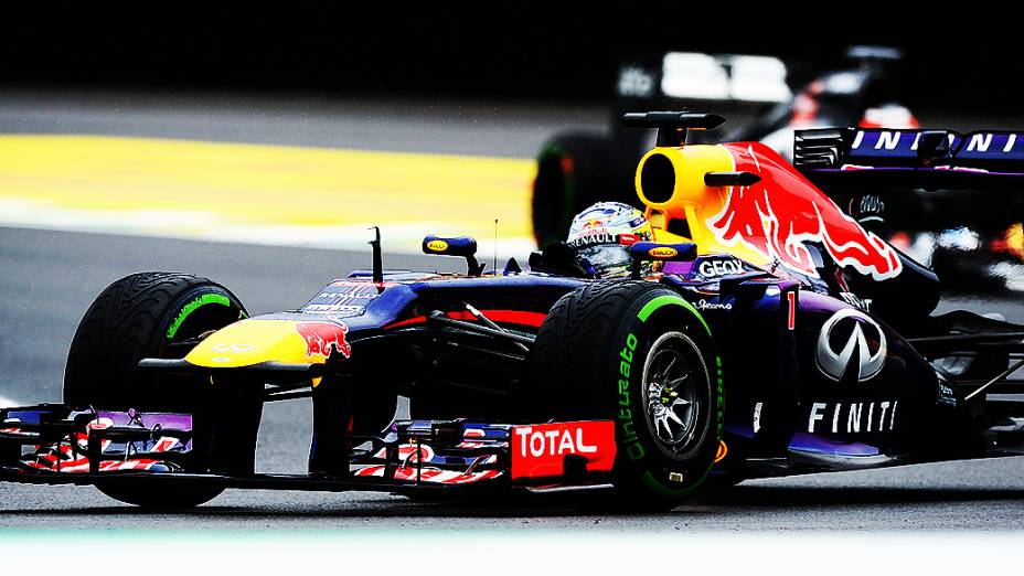 Após forte chuva, Sebastian Vettel volta com pneus intermediários no circuito de Interlagos, em São Paulo