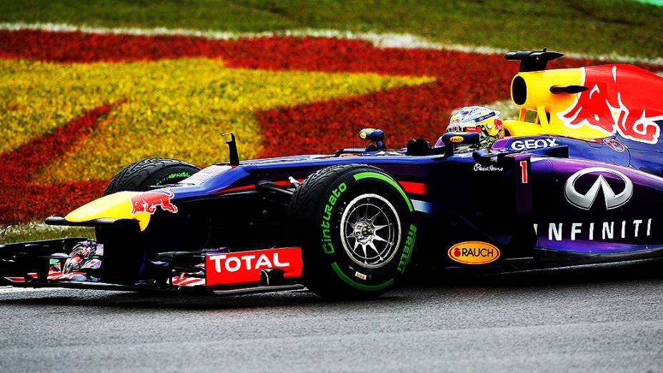 Após forte chuva, Sebastian Vettel volta com pneus intermediários no circuito de Interlagos, em São Paulo