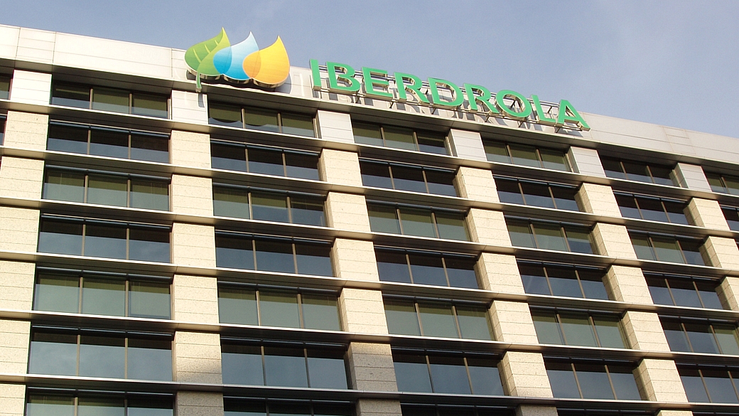 detalhe do logotipo da Iberdrola no topo do edifício-sede do grupo em Madri