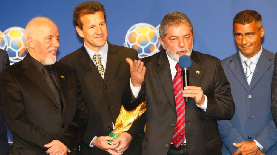 Paulo Coelho, Dunga, Lula e Romário no anúncio oficial do Brasil como sede da Copa de 2014, na sede da Fifa, na Suíça