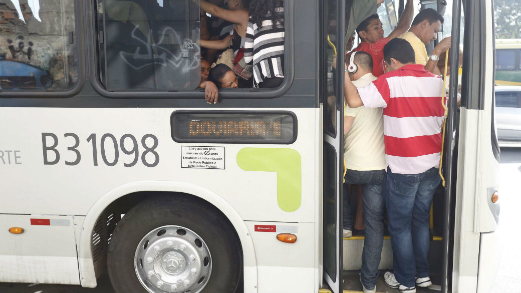 Segundo dia de paralisação de rodoviários prejudica passageiros no Rio de Janeiro. Trabalhadores da Baixada Fluminense aderiram à greve