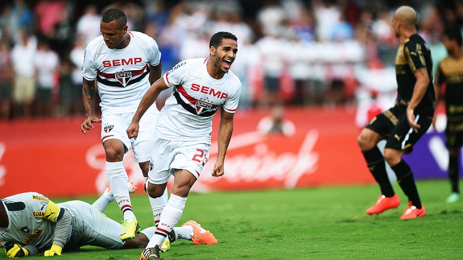 Jogador Douglas, do São Paulo, comemora o segundo gol contra o Botafogo, pelo Campeonato Brasileiro no Morumbi