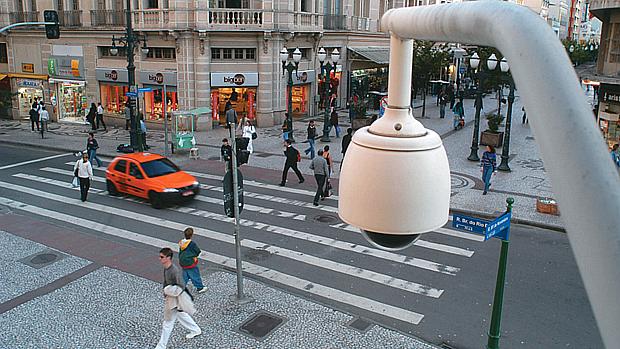 Câmera de vigilância instalada na Rua Quinze de Novembro, em Curitiba - na região Sul, onde a sensação de insegurança é menor, conforme pesquisa da Pnad
