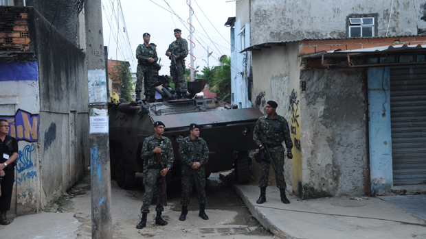 Tanque do Exército Brasileiro realiza segurança na Cidade de Deus para a visita do presidente americano
